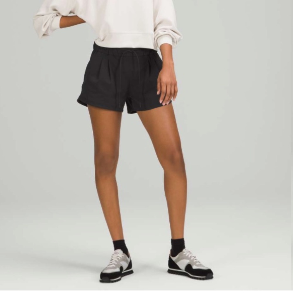 Lululemon Stroll At Sundown Short 3”. Black. Size 4